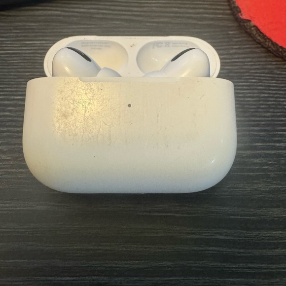 AirPod pros first generation - Picture 2 of 9